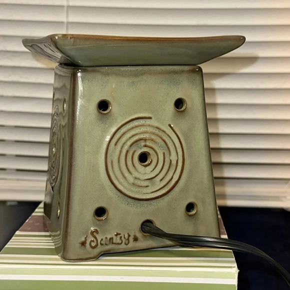 New Scentsy Home Authentic SENDAI Fragrance Wax Melt Warmer original box - Picture 4 of 6